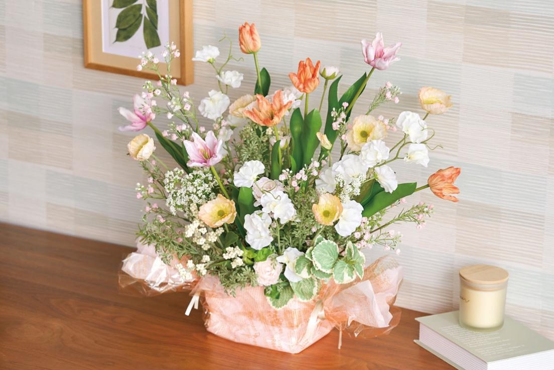 チューリップとラナンキュラスの置きアレンジ